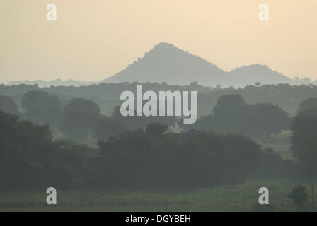 Monsoon vicino a Devigarh, vicino a Udaipur, Rajasthan, India, Asia Foto Stock