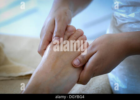 Massaggio ayurvedico piedi nella spa, Devigarh Palace Hotel in Udaipur, Rajasthan, India, Asia Foto Stock