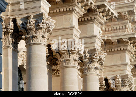 Colonne della Cattedrale di Santa Maria delle Colonne, Santa Maria delle colonne, Piazza Duomo, l'isola di Ortigia Foto Stock