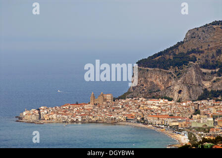 Medievale città di mare ai piedi della Rocca di Cefalu scogliere calcaree, Cefalù, Palermo, Sicilia, Italia, Europa Foto Stock