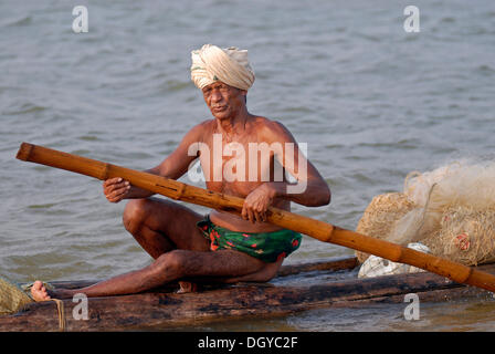 Pescatore in un logboat, Poovar, Costa di Malabar, Kerala, India del Sud, India, Asia Foto Stock