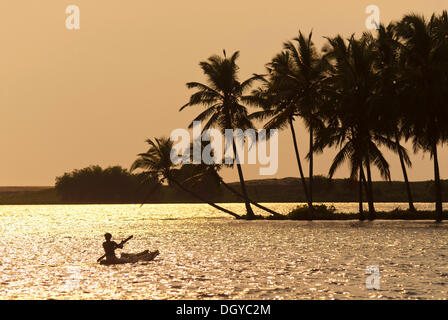 Barca su lagune, Poovar, Costa di Malabar, Kerala, India del Sud, India, Asia Foto Stock