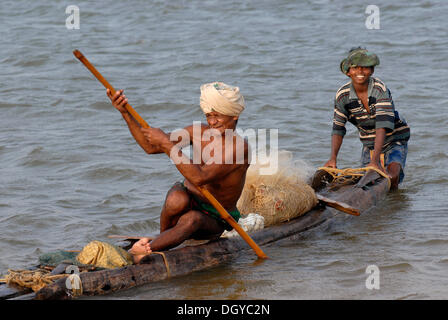 Pescatore in un logboat, Poovar, Costa di Malabar, Kerala, India del Sud, India, Asia Foto Stock