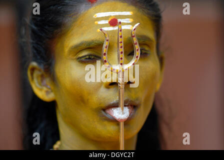 Shiva devoto con linguetta forata e il simbolo di Shiva, il tridente, in Trivandrum, Thiruvanathapuram, Costa di Malabar, Kerala Foto Stock