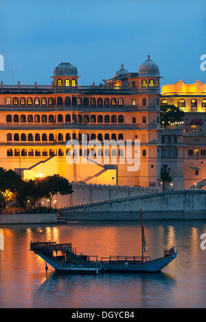City Palace e FATEH PRAKASH PALACE Hotel sul Lago Pichola, Udaipur, Rajasthan, Nord India, India, Asia Foto Stock
