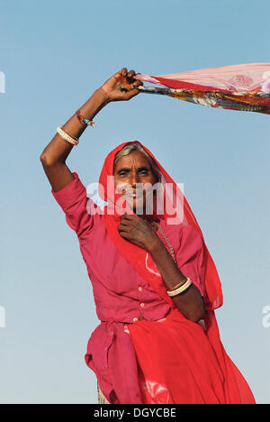 Donna essiccazione sari, Ram Devra, deserto di Thar, a Pokaran o Pokhran, Rajasthan, Nord India, India, Asia Foto Stock