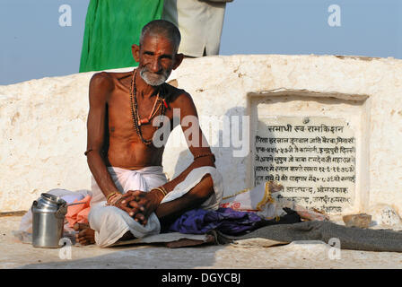 Ram Devra pellegrino, Ram Devra, deserto di Thar, a Pokaran o Pokhran, Rajasthan, Nord India, India, Asia Foto Stock