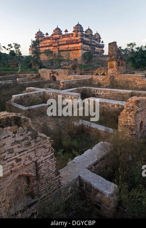 Rovine e Jehangir Mahal Palace, Orchha, Madhya Pradesh, India del Nord, India, Asia Foto Stock