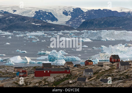 Insediamento Inuit di Tiniteqilaaq, Sermilik Fjord, est della Groenlandia, Groenlandia Foto Stock