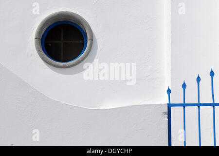 Facciata di una casa bianca con un recinto di blu, Panarea, Isole Eolie o Lipari Isole, Sicilia, Italia meridionale, Italia Foto Stock