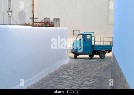 Ape, tipicamente italiana Ape van, Panarea, Isole Eolie o Lipari Isole, Sicilia, Italia meridionale, Italia, Europa Foto Stock