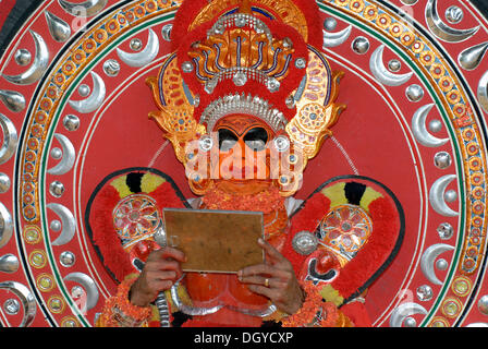 Performer Theyyam guardando in uno specchio, momento di iniziazione, durante un rituale Theyyam, vicino Kasargod, Nord Kerala, nell India meridionale Foto Stock