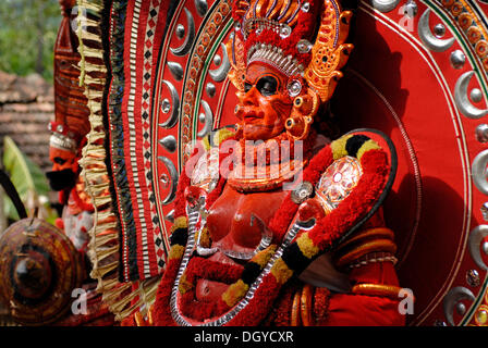 Theyyam giocatore durante un rituale, vicino Kasargod, Nord Kerala, India del Sud, Asia Foto Stock