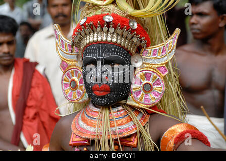 Theyyam giocatore durante un rituale, vicino Kasargod, Nord Kerala, India del Sud, Asia Foto Stock