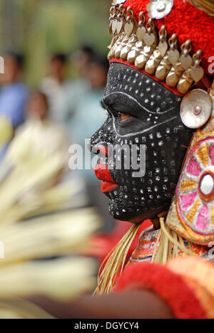 Theyyam giocatore durante un rituale, vicino Kasargod, Nord Kerala, India del Sud, Asia Foto Stock