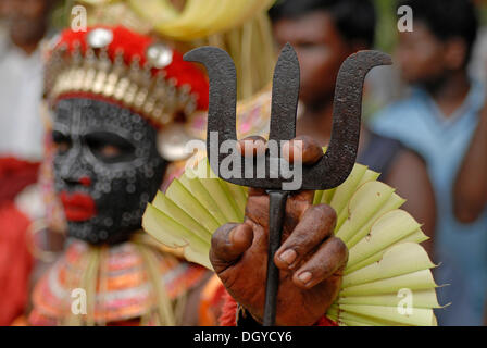 Theyyam giocatore durante un rituale, vicino Kasargod, Nord Kerala, India del Sud, Asia Foto Stock