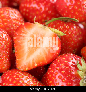 Ripresa macro di un organico fresco Fragole con più fragole in background Foto Stock