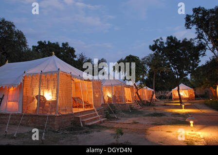 Tende, illuminato dall'interno, Royal Jodhpur Camp in Mool Sagar, hotel di eredità e il piacere dei giardini di Maharaja di Foto Stock