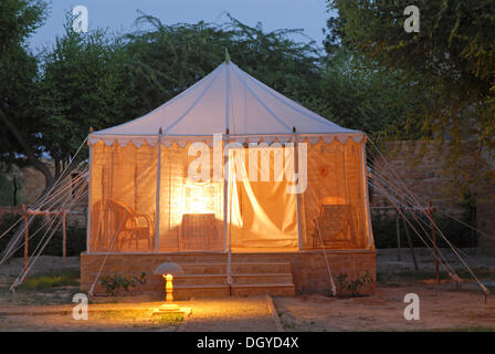 Tenda, illuminato dall'interno, Royal Jodhpur Camp in Mool Sagar, hotel di eredità e il piacere dei giardini di Maharaja di Foto Stock