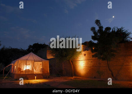 Tende, illuminato dall'interno, Royal Jodhpur Camp in Mool Sagar, hotel di eredità e il piacere dei giardini di Maharaja di Foto Stock