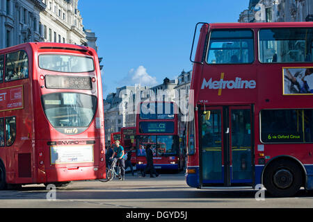 Double Decker bus a Oxford Circus a Londra, Inghilterra, Regno Unito, Europa Foto Stock