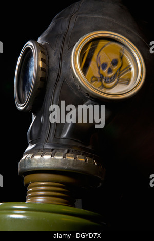 Una maschera a gas con un Teschio e Ossa Croce segno di avvertimento all'interno della maschera Foto Stock