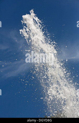 La spruzzatura di acqua da una fontana, close-up Foto Stock