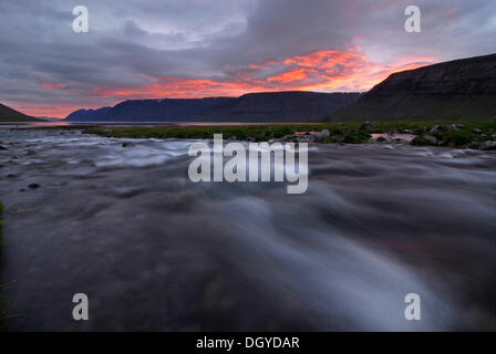 Dynjandi o Fjallfoss, il sole di mezzanotte, a ovest di fiordi, Northwest Islanda, Islanda, Europa Foto Stock
