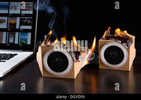 Due eco friendly cartone casse audio sul fuoco accanto a un computer portatile Foto Stock