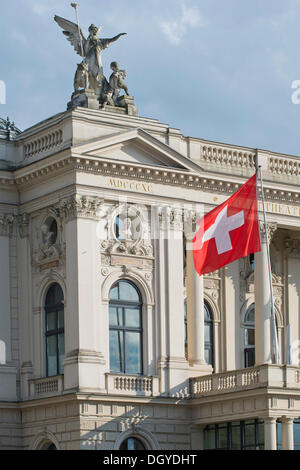Bandiera svizzera, Opernhaus di Zurigo, Svizzera, Europa Foto Stock