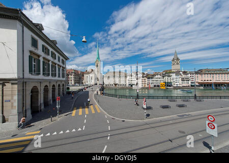 Helmhaus edificio, Muensterbruecke bridge, Abbazia di Fraumuenster e Chiesa di San Pietro, Limmat, Zurigo, Svizzera, Europa Foto Stock