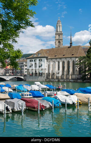 Barche, vista sul fiume Limmat e il Limmatquai alla chiesa Wasserkirche e chiesa Grossmuenster, Zurigo, Svizzera, Europa Foto Stock