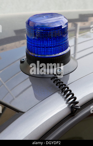 Un blu luce di emergenza sul tetto di una vettura di polizia Foto Stock