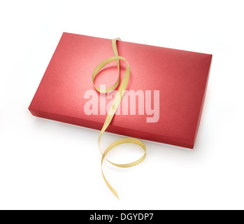 Casella rossa con nastro d'oro su sfondo bianco. Foto Stock