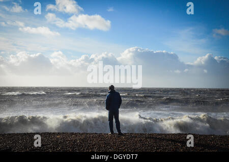 Sandgate, Kent, Regno Unito. 28 ott 2013. Elevata forza dei venti della st Jude tempesta colpisce il britannico della costa meridionale nelle prime ore di lunedì mattina. Sandgate, Kent, Regno Unito. Lunedì 28 Ottobre 2013. La tempesta, denominato St Jude, ha portato la windiest meteo a colpire il Regno Unito dal 1987. Credito: Kevin Bennett/Alamy Live News Foto Stock
