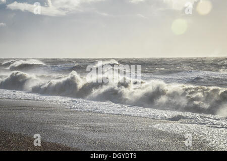 Sandgate, Kent, Regno Unito. 28 ott 2013. Elevata forza dei venti della st Jude tempesta colpisce il britannico della costa meridionale nelle prime ore di lunedì mattina. Sandgate, Kent, Regno Unito. Lunedì 28 Ottobre 2013. La tempesta, denominato St Jude, ha portato la windiest meteo a colpire il Regno Unito dal 1987. Credito: Kevin Bennett/Alamy Live News Foto Stock