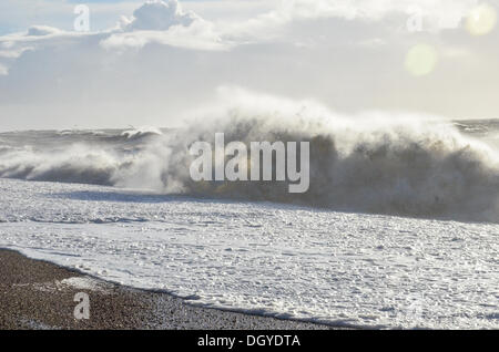 Sandgate, Kent, Regno Unito. 28 ott 2013. Elevata forza dei venti della st Jude tempesta colpisce il britannico della costa meridionale nelle prime ore di lunedì mattina. Sandgate, Kent, Regno Unito. Lunedì 28 Ottobre 2013. La tempesta, denominato St Jude, ha portato la windiest meteo a colpire il Regno Unito dal 1987. Credito: Kevin Bennett/Alamy Live News Foto Stock