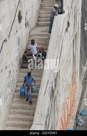 Roma, Italia. 27 ott 2013. Necessità di perseguire da parte della polizia sugli immigrati venditori ambulanti che eludere la cattura da parte del fiume Tevere vicino al Vaticano durante il Pellegrinaggio Internazionale delle Famiglie in piazza San Pietro, Roma Italy © Gari Wyn Williams/Alamy Live News Foto Stock