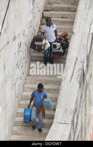 Roma, Italia. 27 ott 2013. Necessità di perseguire da parte della polizia sugli immigrati venditori ambulanti che eludere la cattura da parte del fiume Tevere vicino al Vaticano durante il Pellegrinaggio Internazionale delle Famiglie in piazza San Pietro, Roma Italy © Gari Wyn Williams/Alamy Live News Foto Stock