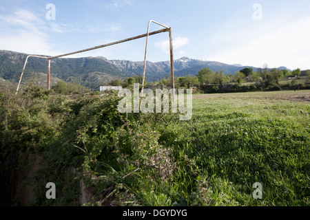 Un vecchio obiettivo calcio post, montagne sullo sfondo, Calacuccia, Corsica, Francia Foto Stock