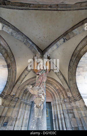 L'arcangelo Michele, il custode della giustizia, scultura in pietra, del XIII secolo, ingresso, Chiesa di San Michele Foto Stock