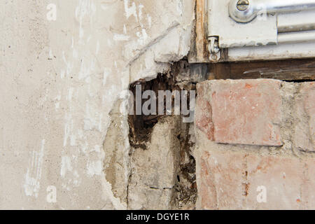 Parzialmente decomporsi fascio, in mattoni e una finestra di un vecchio edificio in bisogno di un rinnovo, Stoccarda, Baden-Wuerttemberg Foto Stock