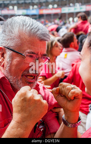 Celebrare un grande successo.Colla Vella Xiquets de Valls."Castellers'.concorso biennale. bullring.Tarragona Catalogna,Spagna Foto Stock