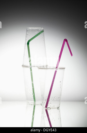 Disposizione illusori di cannucce all'interno di tazze monouso Foto Stock
