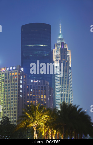 Pearl River Tower e il Grand Hyatt Hotel al tramonto, Tianhe di Guangzhou, Guangdong, Cina Foto Stock