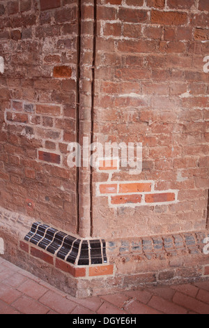 Vecchio muro restaurata con alcuni nuovi mattoni Foto Stock