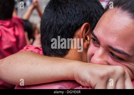 Celebrare un grande successo.Colla Vella Xiquets de Valls."Castellers'.concorso biennale. bullring.Tarragona Catalogna,Spagna Foto Stock