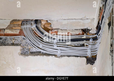 Cavi elettrici di cui sotto intonaco in un canale via cavo in un vecchio edificio, Stoccarda, Baden-Wuerttemberg Foto Stock