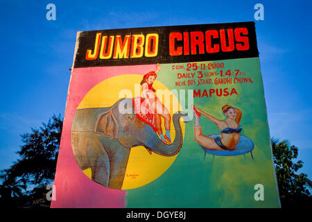 Un elefante e artisti del circo, dipinte a mano e poster per un circo, Goa, India, Asia Foto Stock