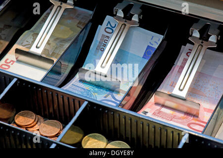 Banconote e monete in euro in un registro di cassa, Stoccarda, Baden-Wuerttemberg Foto Stock
